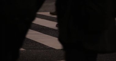 Shibuya geçidinde yürüyen insanların vücut parçaları gece