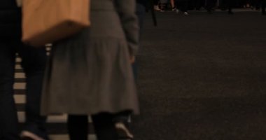 Shibuya geçidinde yürüyen insanların vücut parçaları gece