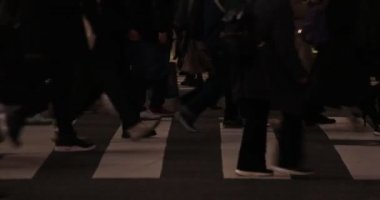 Shibuya geçidinde yürüyen insanların vücut parçaları gece