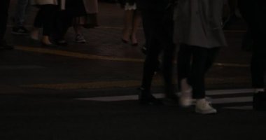 Shibuya geçidinde yürüyen insanların vücut parçaları gece