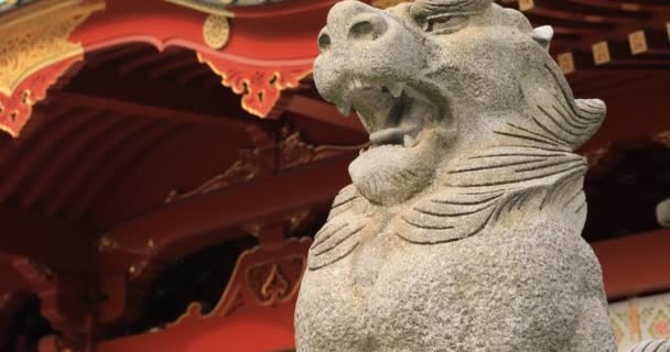 Statue guardian dog at Kanda shrine in Tokyo tilt — Wideo stockowe