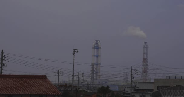 Фабрика в промышленной зоне в Йоккаити Мие Япан — стоковое видео