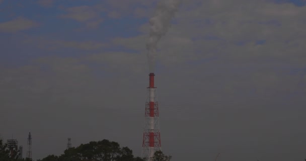 Továrna v průmyslové oblasti Yokkaichi Mie v Japonsku — Stock video