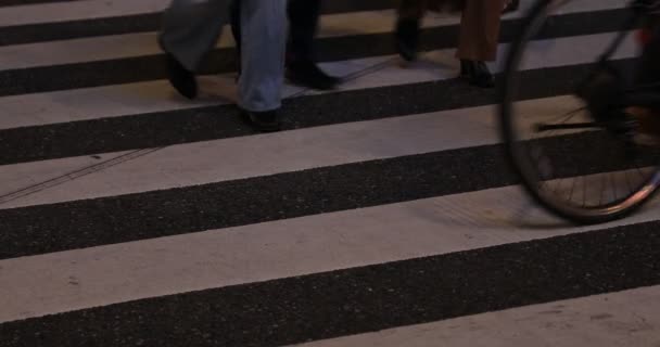 Camminare persone parti del corpo a Shibuya attraversando di notte — Video Stock