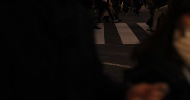 Plimbare oameni părți ale corpului la Shibuya trecere pe timp de noapte — Videoclip de stoc