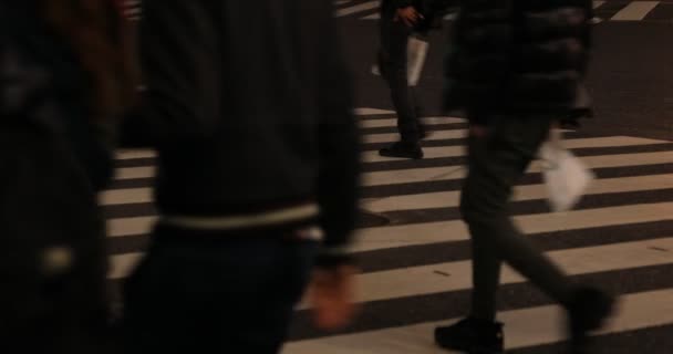 เดินไปตามถนนคนเดินที่ชิบุยะตอนกลางคืน — วีดีโอสต็อก