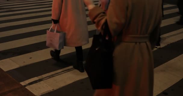 Camminare persone parti del corpo a Shibuya attraversando di notte — Video Stock