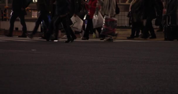 Procházkové části těla v noci přes Shibuya — Stock video