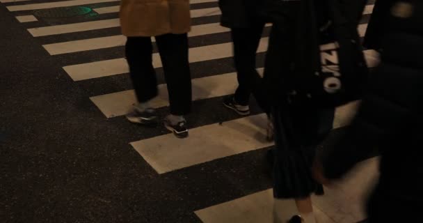 Walking emberek testrészeket a Shibuya átkelés éjjel — Stock videók