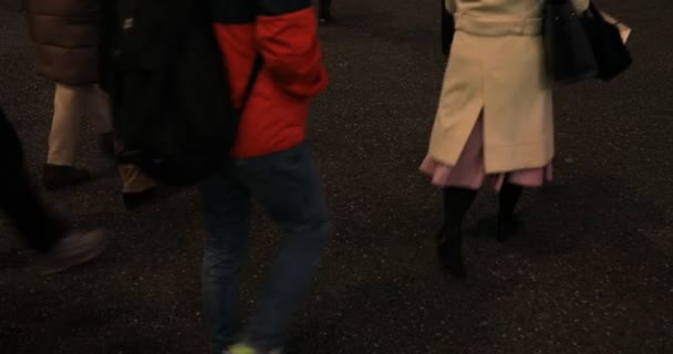 Camminare persone parti del corpo a Shibuya attraversando di notte — Video Stock