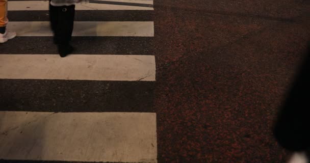 Caminando personas partes del cuerpo en Shibuya cruzar por la noche — Vídeos de Stock