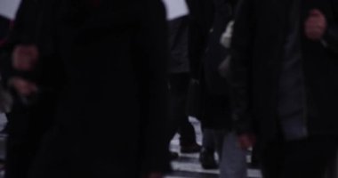 Shibuya 'da yağmurlu bir günde geçitte yürüyen insanların ağır çekimleri.