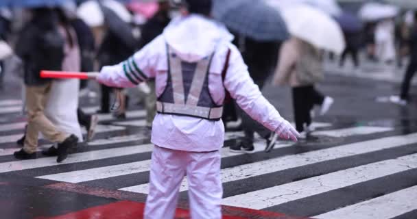 Um movimento lento de pessoas caminhando no cruzamento em Shibuya dia chuvoso — Vídeo de Stock