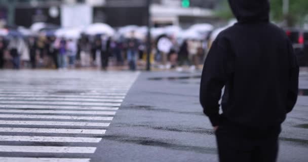 비오는 시부야의 교차로에서 걷는 사람들의 느린 움직임 — 비디오