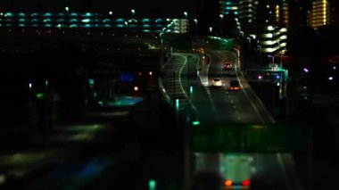 Tokyo tilt kentsel caddesindeki minyatür trafik sıkışıklığının gece zamanı.