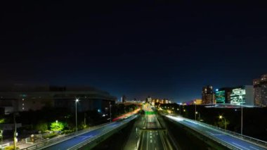 Tokyo 'daki şehir sokağındaki trafik sıkışıklığının gece çekimleri.