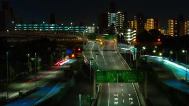 Tokyo 'daki şehir sokağındaki trafik sıkışıklığının gece zamanı.
