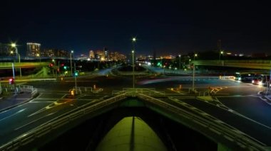 Tokyo 'daki şehir sokağındaki trafik sıkışıklığının gece zamanı.