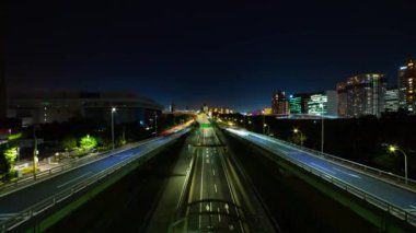 Tokyo 'daki şehir sokağındaki trafik sıkışıklığının gece çekimleri.