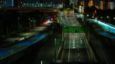 Tokyo Tilt kentsel caddesindeki trafik sıkışıklığının gece zamanı.