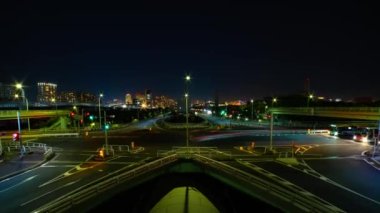 Tokyo 'daki şehir sokağındaki trafik sıkışıklığının gece zamanı.