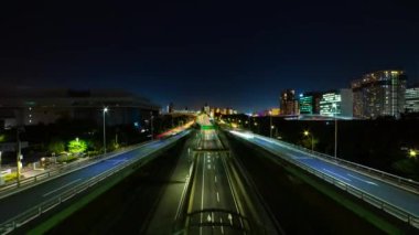 Tokyo 'daki şehir sokağındaki trafik sıkışıklığının gece görüntüsü.