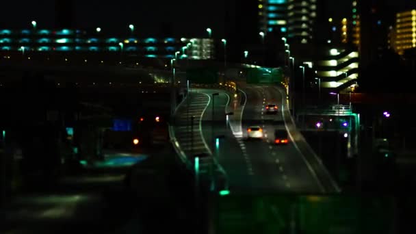 Nocny timelapse miniaturowego korka na miejskiej ulicy w Tokio panning — Wideo stockowe