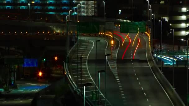 Een avond tijdsspanne van de file op de stedelijke straat in Tokio lange schot kantelen — Stockvideo