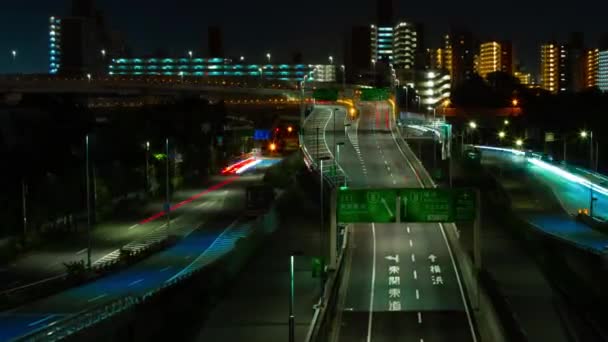 Sebuah malam tiLapse kemacetan lalu lintas di jalan perkotaan di Tokyo zoom — Stok Video