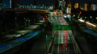 Tokyo 'daki şehir sokağındaki trafik sıkışıklığının gece zamanı.