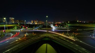 Tokyo 'daki şehir sokağındaki trafik sıkışıklığının gece çekimleri.