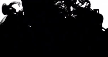 Koolhaus siyah mürekkep su arkasında beyaz arka plan