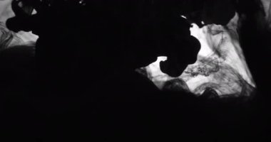 Koolhaus siyah mürekkep su arkasında beyaz arka plan