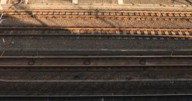 Tokyo gündüz üst görünümünde demiryolu üzerinde geçen tren.