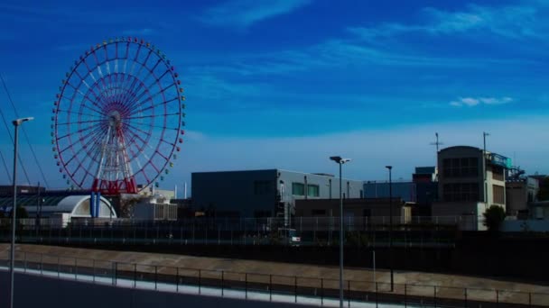 Rueda de la fortuna detrás del cielo azul en Ariake Tokio — Vídeos de Stock