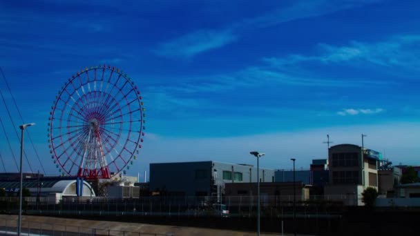 Pariserhjul bakom blå himmel i Ariake Tokyo — Stockvideo