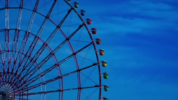 Ferrisové kolo za modrým nebem v Ariake Tokyo — Stock video
