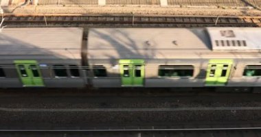 Tokyo gündüz üst görünümünde demiryolu üzerinde geçen tren.