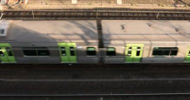 Tokyo gündüz üst görünümünde demiryolu üzerinde geçen tren.