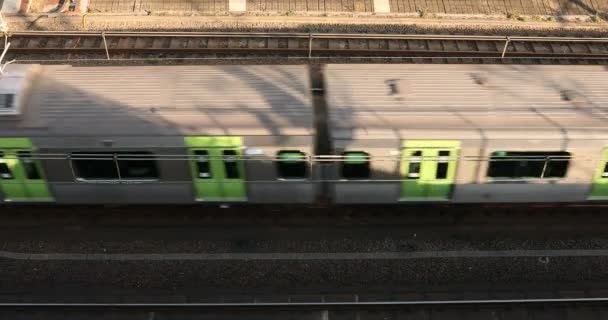 Vorbeifahrender Zug auf der Bahn in Tokio bei Tageslicht von oben. — Stockvideo