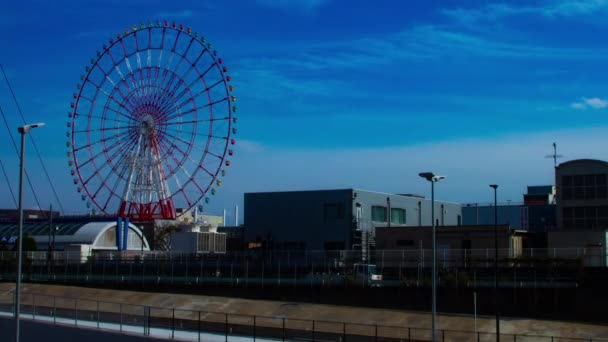 Riesenrad hinter blauem Himmel in Tokio — Stockvideo