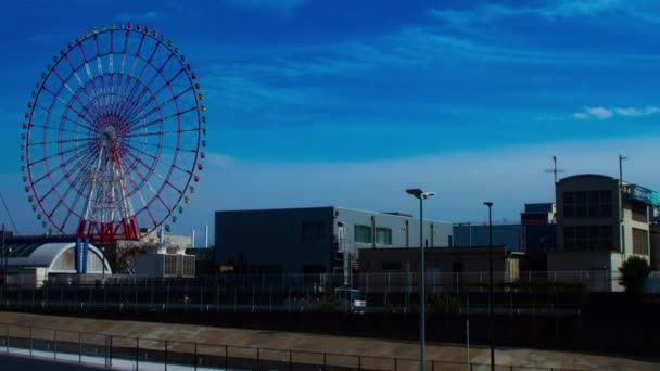 Ruota panoramica dietro il cielo blu ad Ariake Tokyo — Video Stock