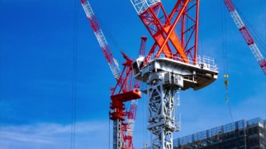 Ariake Tokyo 'da mavi gökyüzünün arkasında hareket eden turnalar zaman ayarlı