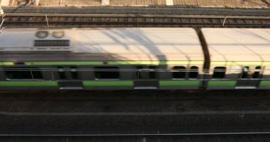 Tokyo gündüz üst görünümünde demiryolu üzerinde geçen tren.