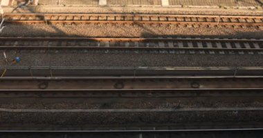Tokyo gündüz üst görünümünde demiryolu üzerinde geçen tren.