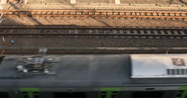Прохідний потяг на залізниці в Токіо денний вид зверху. — стокове відео