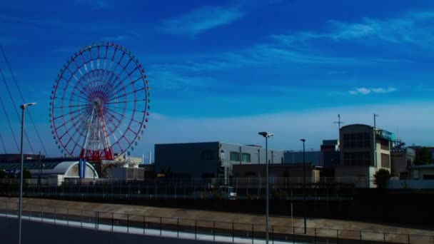Pariserhjul bakom blå himmel i Ariake Tokyo — Stockvideo