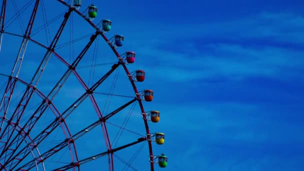 Ruota panoramica dietro il cielo blu ad Ariake Tokyo — Video Stock