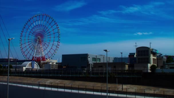 Rueda de la fortuna detrás del cielo azul en Ariake Tokio — Vídeos de Stock