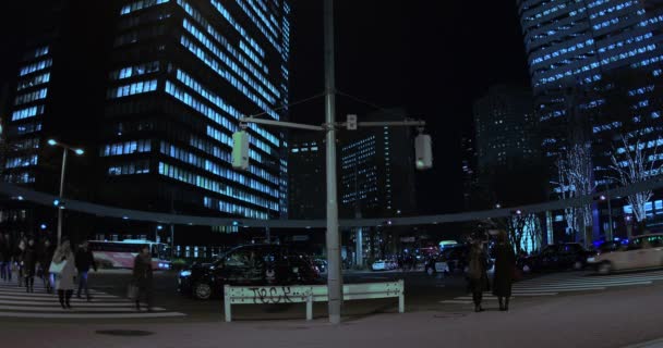 Jalan malam di persimpangan kota bisnis di Shinjuku Tokyo — Stok Video